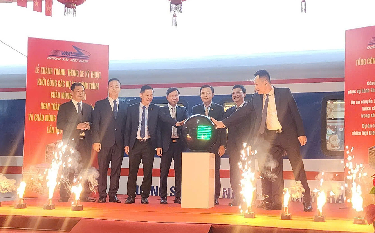 Lãnh đạo Tổng công ty Đường sắt Việt Nam khánh thành dự án tại ga Hà Nội. Ảnh:&nbsp;Anh Duy