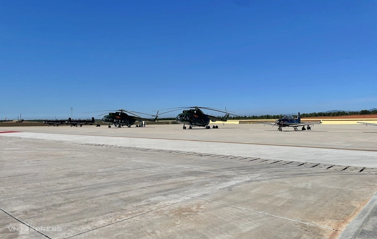 Máy bay hạ cánh tại sân bay quân sự Phan Thiết sáng 19/12. Ảnh:&nbsp;Việt Quốc