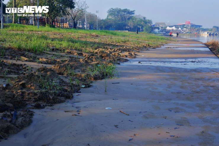 Đường lát gỗ lim siêu sang ở Huế vẫn ngập trong bùn đất sau đợt mưa lũ lịch sử - 2