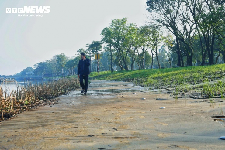 Đường lát gỗ lim siêu sang ở Huế vẫn ngập trong bùn đất sau đợt mưa lũ lịch sử - 5