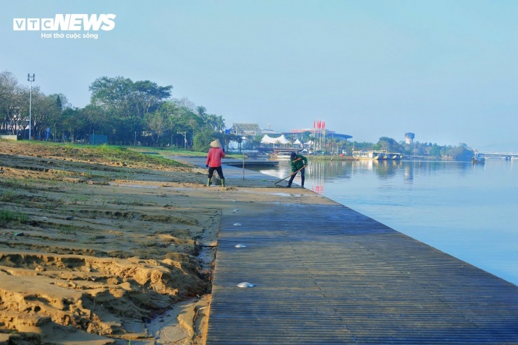 Đường lát gỗ lim siêu sang ở Huế vẫn ngập trong bùn đất sau đợt mưa lũ lịch sử - 7