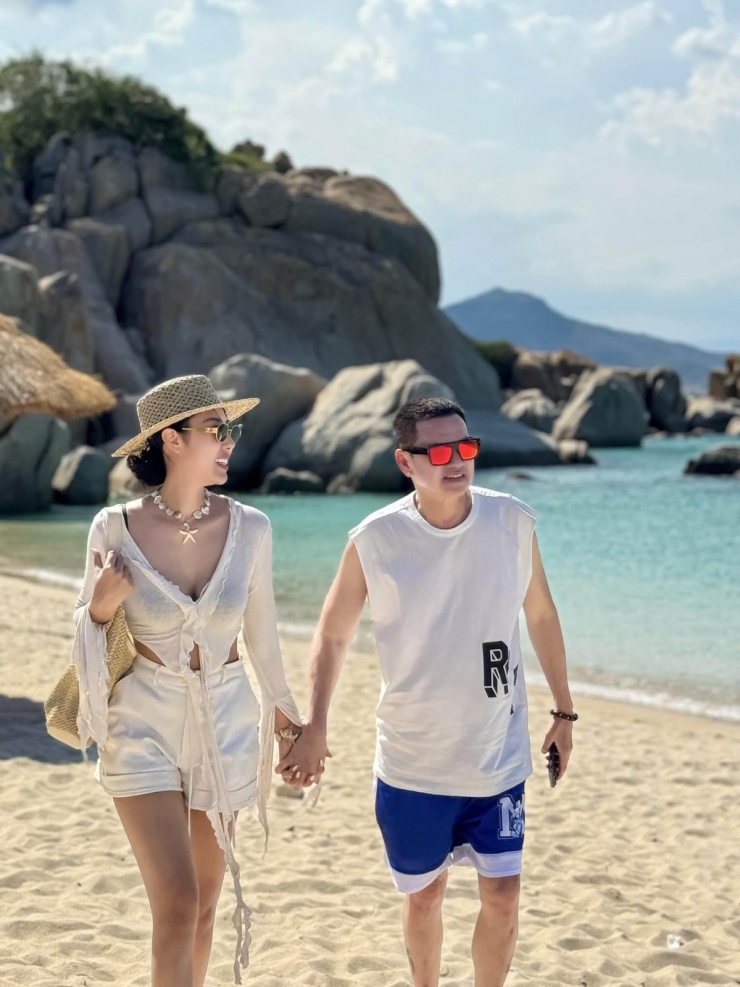 Tăng Khánh Chi cho biết đã giảm được 15 kg sau sinh nhờ chăm chỉ vận động, chơi thể thao. Bởi vậy, cô thoải mái diện những thiết kế sexy, khai thác đường cong quyến rũ.