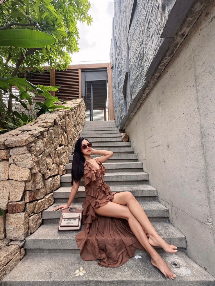 Khi nghỉ dưỡng, bạn gái Quang Minh chọn kiểu đầm nhún bèo xẻ tà, làm nổi bật chiều cao hơn 1,7 m và đôi chân dài không kém người mẫu.