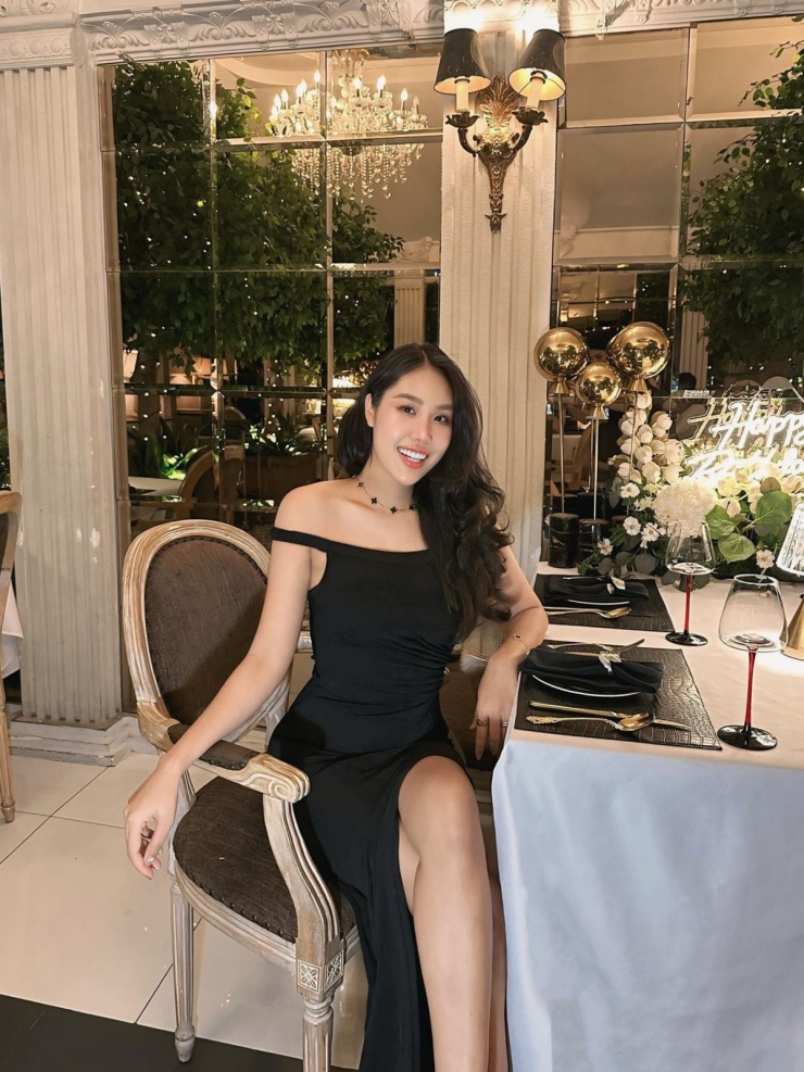 Tăng Khánh Chi sinh năm 1996, yêu thích thời trang và nghệ thuật nhưng không chọn gia nhập showbiz mà chú tâm kinh doanh bánh kẹo nhập khẩu.