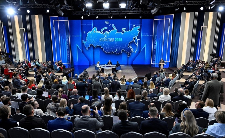 Phóng viên bất ngờ cầu hôn bạn gái giữa cuộc họp báo trên truyền hình của Tổng thống Nga - 2