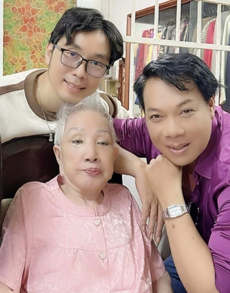 Nhà báo Song Minh (trái) đến thăm nghệ sĩ Hồng Nga. Ảnh: Song Minh