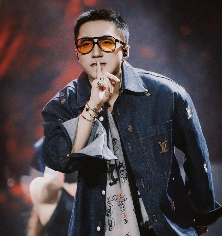 Sơn Tùng M-TP có sức hút, vị trí và giá trị riêng. Song nếu không giải quyết triệt để nghi vấn sao chép phong cách của G-Dragon, tên tuổi của anh có thể bị nhấn chìm. Ảnh: Tư liệu&nbsp;