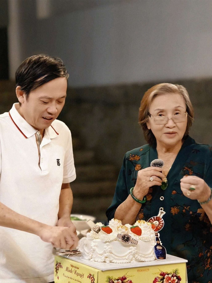 Nghệ sĩ Ưu tú Hoài Linh được mẹ nhắc lấy vợ vào ngày sinh nhật tuổi 60. Ảnh: FBNV