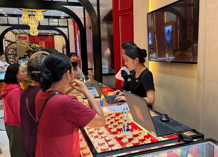 Giá vàng biến động, nhà đầu tư ‘đu đỉnh’ nên giữ hay bán? - 1