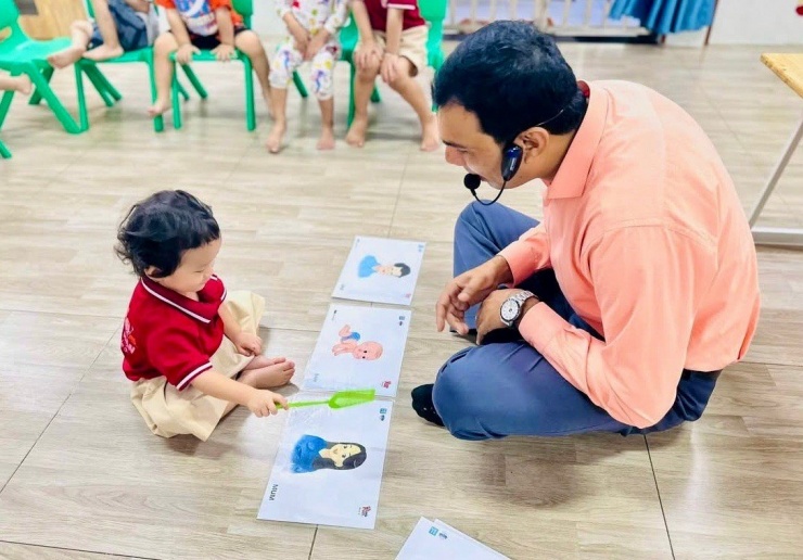 Trẻ mầm non học tiếng Anh với giáo viên nước ngoài.