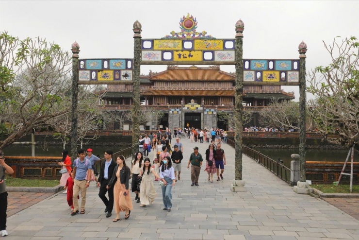 TP. Huế đón hơn 6,3 triệu lượt khách trong năm 2025, tăng trên 61% so với cùng kỳ, tổng doanh thu du lịch ước đạt trên 13.000 tỷ đồng.