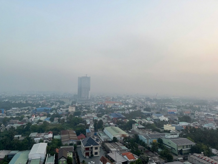 Bầu trời TPHCM mờ đục trong sáng 20/12. Ảnh: Anh Nhàn