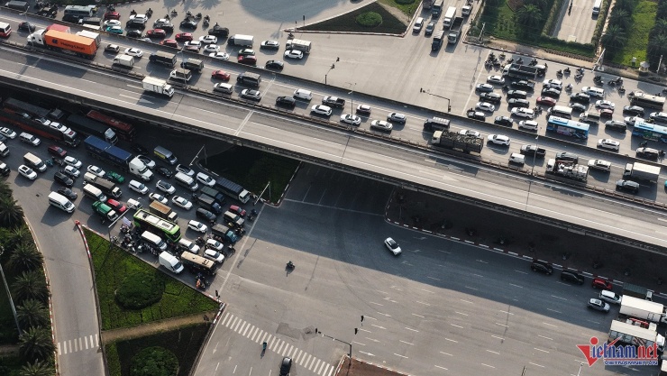 Các phương tiện chấp hành hiệu lệnh đèn giao thông tại nút giao đường Trần Duy Hưng với đường Phạm Hùng, một trong những nút giao phức tạp nhìn từ trên cao. Ảnh: Đức Hoàng