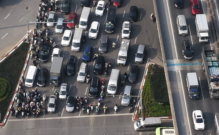 Xe máy, ô tô xếp hàng trật tự, không lấn vạch, không vượt đèn đỏ tại nút giao có lắp camera AI giám sát. Ảnh: Đức Hoàng
