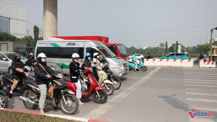 Các phương tiện, đặc biệt là xe máy dừng đèn đỏ "thẳng tắp" tại các nút. Ảnh: Đức Hoàng