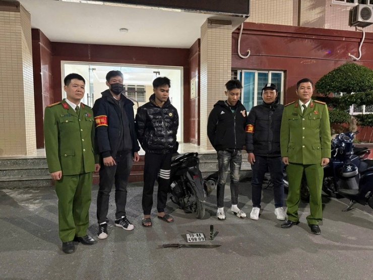 Hai thanh niên tháo biển kiểm soát giấu trong cốp xe, chở nhau từ Phú Thọ xuống Hà Nội, mang theo kiếm và bình xịt hơi cay để... phòng thân