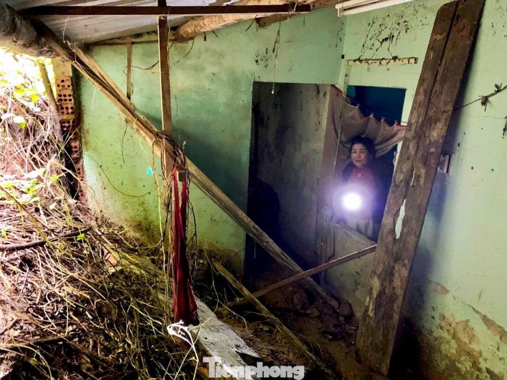 Đất sạt vào tận nhà, nhiều hộ dân Đà Nẵng không dám ngủ mỗi khi mưa lớn - 4