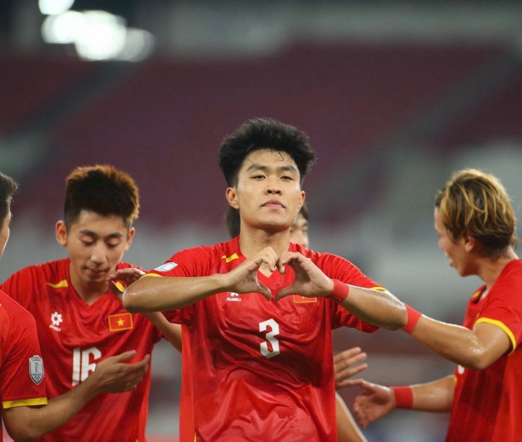 Màn "bắn" tiếng Anh của Phạm Lý Đức gây sốt. Nguồn: Bóng Đá Plus