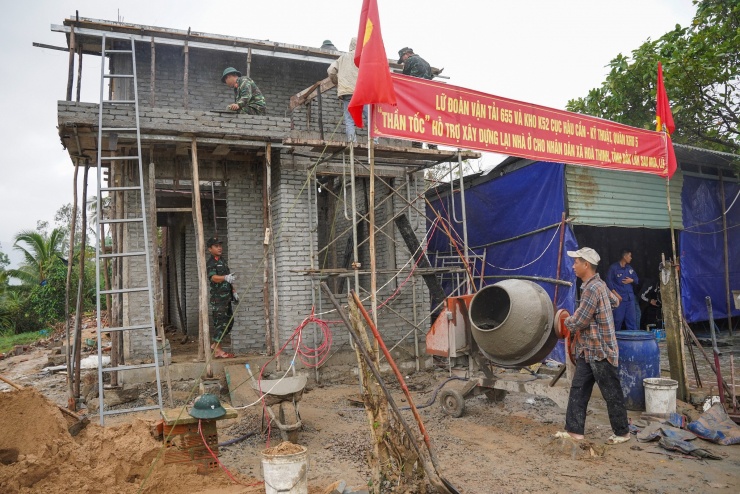 Loạt nhà chống lũ ở Hòa Thịnh sau hơn hai tuần xây dựng - 10