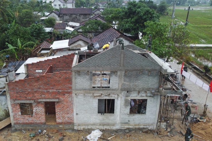 Loạt nhà chống lũ ở Hòa Thịnh sau hơn hai tuần xây dựng - 11