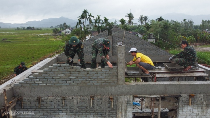 Loạt nhà chống lũ ở Hòa Thịnh sau hơn hai tuần xây dựng - 12