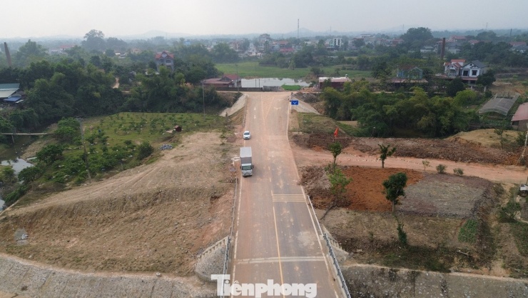 Cạnh đó là cầu Kiều Chính, có tổng mức đầu tư khoảng 12 tỷ đồng, do UBND huyện Phú Bình (cũ) làm chủ đầu tư, hoàn thành năm 2021. Tuy nhiên, do tuyến đường bị "cụt" nên không phát huy được hết hiệu quả đầu tư.