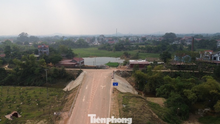 Ghi nhận của chúng tôi cho thấy, tuyến đường kết thúc ở xóm Kiều Chính (xã Phú Bình), phía trước là cánh đồng, không có đường nối hay hạ tầng kết nối. Vì thế, tuyến đường trở thành đường "cụt" đúng nghĩa.