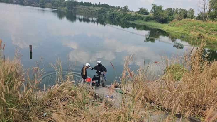 Thanh niên thu dọn cần câu sau khi câu trúng thi thể người. Ảnh: Dương Trà