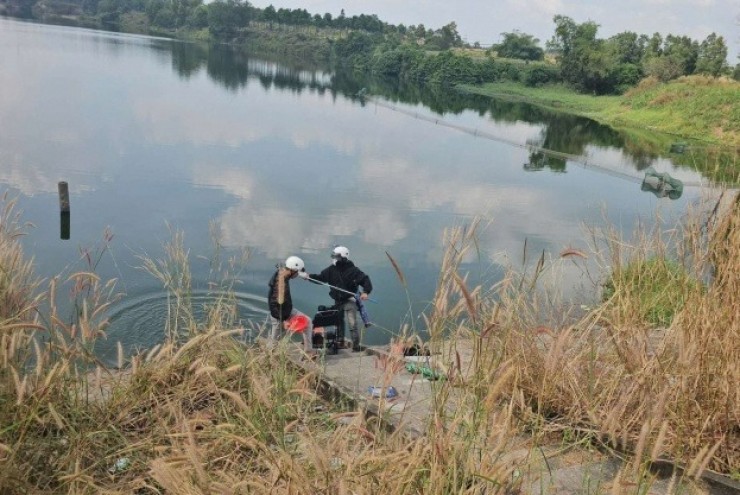 Cần thủ câu cá dưới hồ nước ở TP.HCM, kéo lên thi thể nam giới