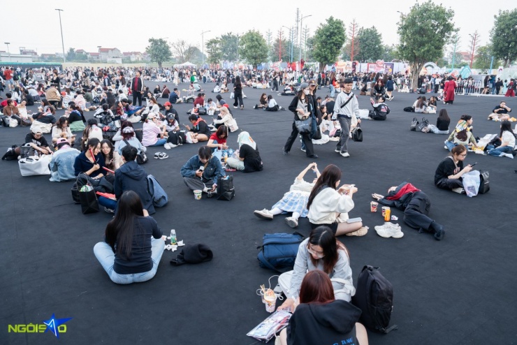 Y-Concert quy tụ hơn 50 nghệ sĩ từ các chương trình đình đám như Anh trai vượt ngàn chông gai, Chị đẹp đạp gió rẽ sóng, Gia đình Haha và Tân binh toàn năng. Chương trình kéo dài tới 10 tiếng nên nhiều khán giả mang theo đồ ăn, nước uống và thảm để nghỉ ngơi ngay tại chỗ.