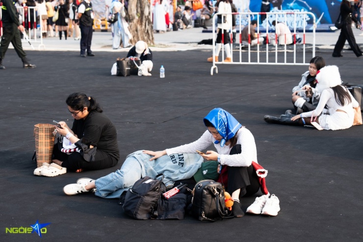 Thời tiết mát mẻ, tuy nhiên việc chờ đợi lâu khiến không ít người thấm mệt.