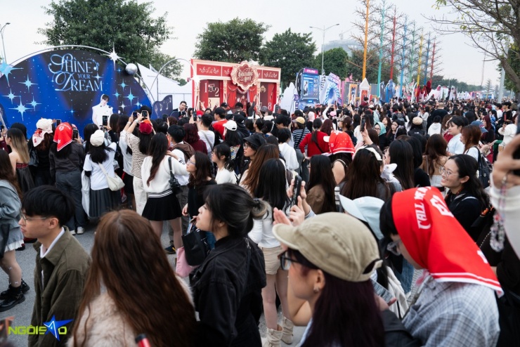 Ở khu vực photobooth của các nghệ sĩ luôn đông đúc khán giả chen chân nhau để chụp hình.