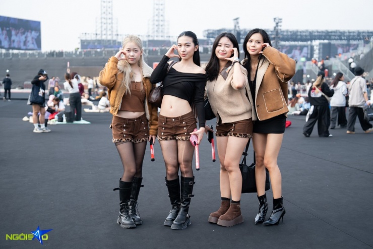 Nhóm Phạm Tường Vy có mặt lúc 15h để cổ vũ cho nhóm Tân binh toàn năng. Họ khá lo lắng sẽ bị đói và không đủ sức để 'quẩy' hết đêm.