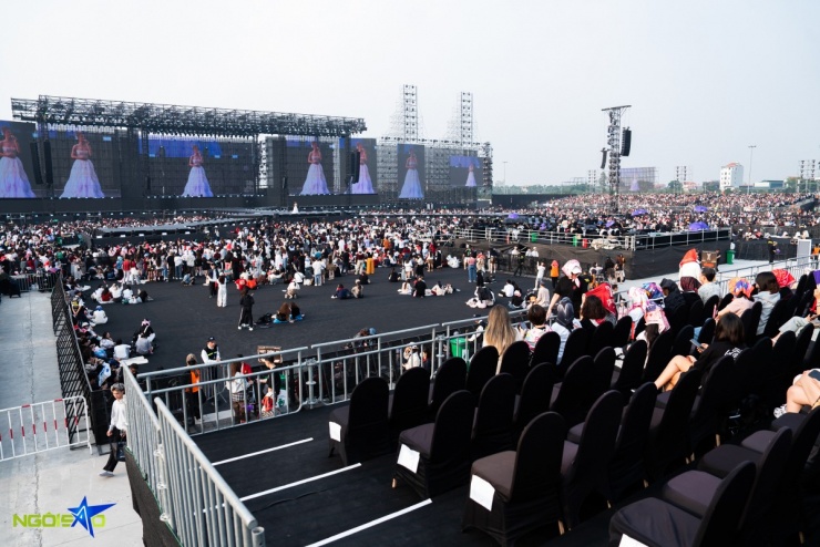 Sự kiện chia thành hai phần, trong đó từ 14h đến 18h là sân khấu biểu diễn cá nhân. Từ 19h đến khuya là Sân khấu hòa ca, nơi hơn 50 nghệ sĩ cùng hội tụ trong những tiết mục được khán giả yêu thích nhất.