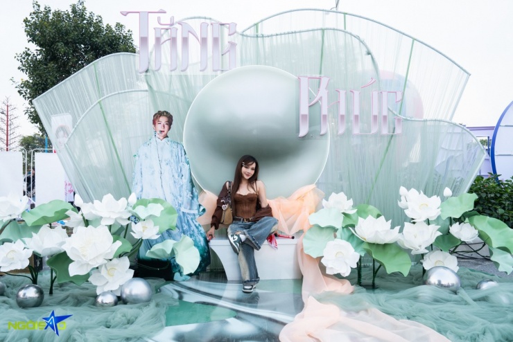 Hệ thống photobooth của các nghệ sĩ được dựng cầu kỳ, từ thiết kế sân khấu thu nhỏ đến hiệu ứng đèn led, thu hút người hâm mộ check-in.