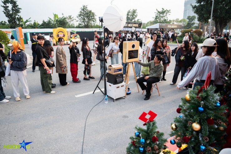 Hàng dài người kiên nhẫn xếp hàng trước photobooth.