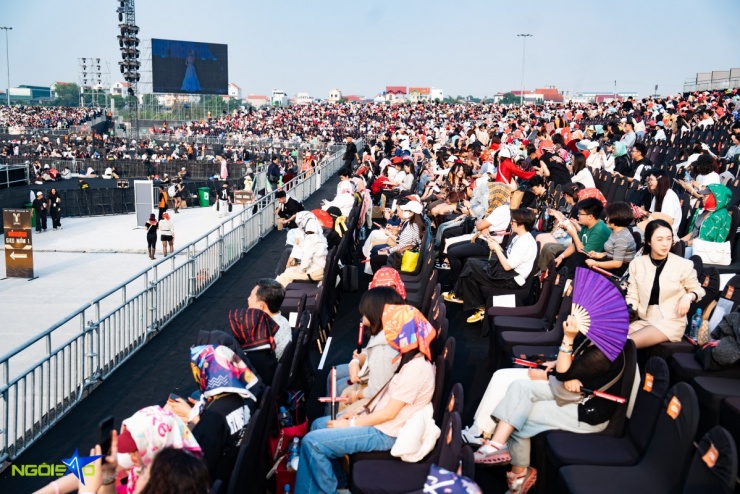 Càng về chiều, chương trình càng đông đúc khán giả, lấp đầy các ghế ngồi.