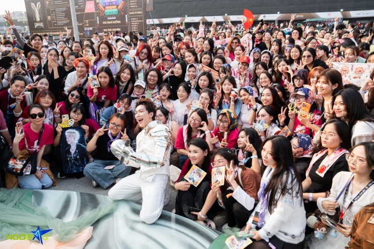 Ca sĩ Tăng Phúc tranh thủ giao lưu cùng người hâm mộ.