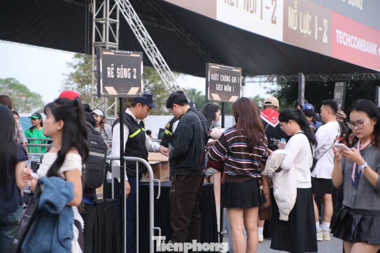 Ngày 20/12, hàng chục nghìn người đổ về Ocean Park 3 (Hưng Yên) tham dự Y Concert. Đây là đêm nhạc có sự góp mặt của 50 nghệ sĩ đến từ các chương trình Anh trai vượt ngàn chông gai, Chị đẹp đạp gió rẽ sóng và Tân binh toàn năng.