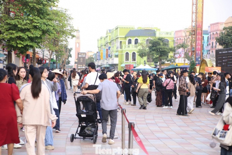 Đêm nhạc được chia thành hai set diễn. Diễn đầu từ 14h-18h gồm các sân khấu trình diễn cá nhân. Sau đó là các sân khấu chưa được ban tổ chức tiết lộ.