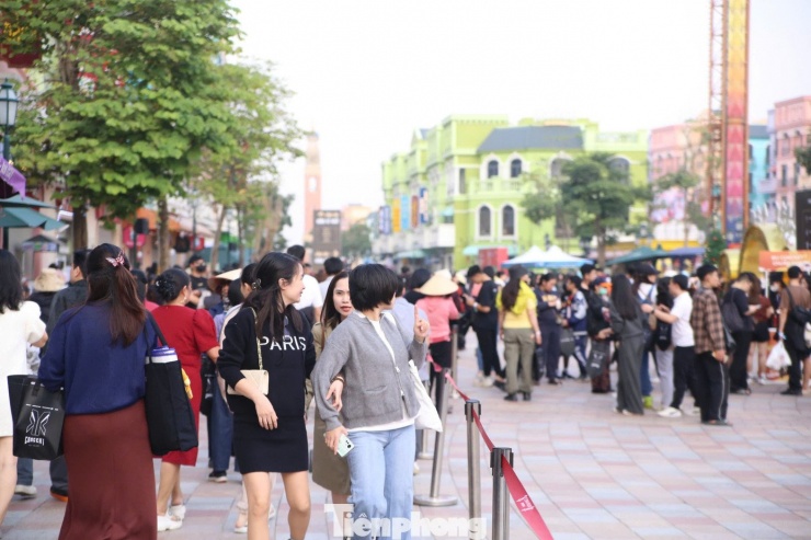 Lượng khán giả không đổ dồn vào một khung giờ mà rải rác vào các set diễn. Người xem đổ về ngày một đông vào cuối ngày.