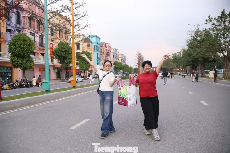 Hai bạn trẻ từ trung tâm thành phố Hà Nội chuẩn bị cả túi đầy ắp đồ ăn để chuẩn bị "quẩy" 10 tiếng concert.