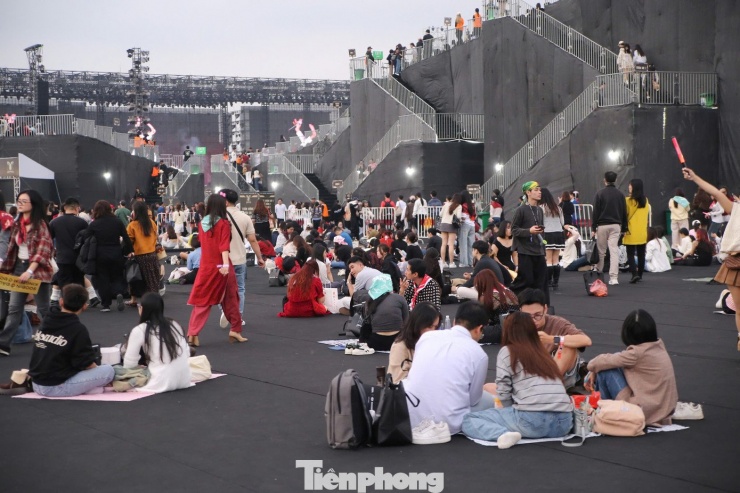 Có nhiều khán giả đã đến từ ngày 19/12 chờ ở khu vực check in để có được chỗ đẹp khi “bám rào”. Hầu hết người đến sớm ở hạng vé đứng, muốn giao lưu gần thần tượng.
