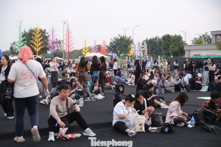 Vì đêm nhạc có nhiều set diễn kéo dài, ban tổ chức bố trí khu vực để khán giả nghỉ, trạm sạc điện thoại, khu ẩm thực giúp người xem nạp năng lượng.