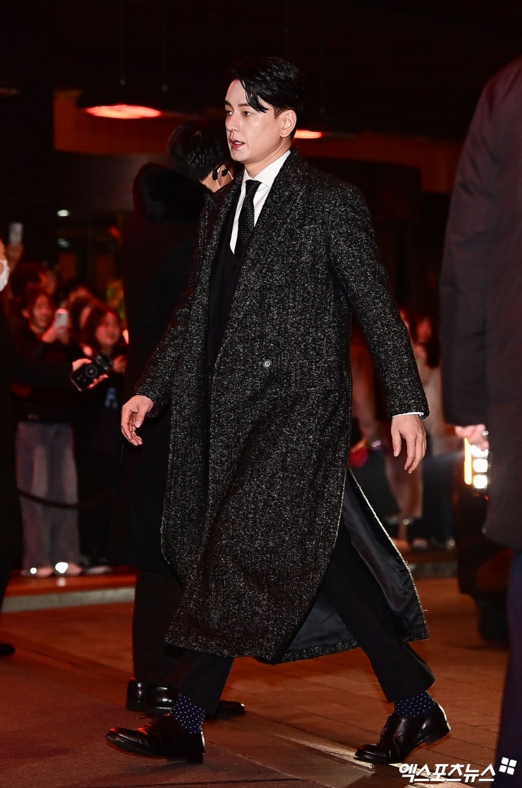 Im Joo Hwan xuất hiện đầy lịch lãm trong chiếc áo khoác dáng dài.