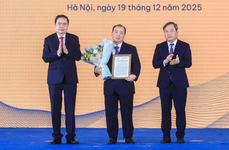 Ông Trần Đăng Khoa, Chủ tịch HĐQT Công ty Cổ phần Đầu tư Địa ốc Đại Quang Minh (đứng giữa) được trao quyết định là đại diện liên danh các nhà đầu tư dự án Trục đại lộ cảnh quan sông Hồng.