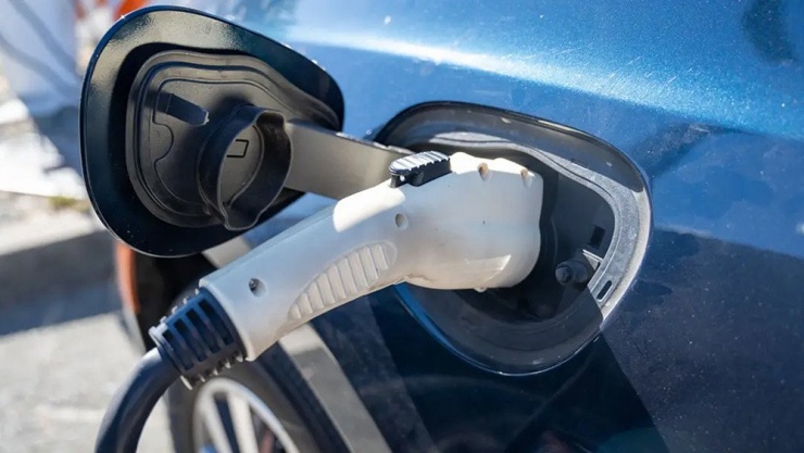 Pin xe điện không chỉ để đi lại, còn giúp tiết kiệm hàng trăm triệu đồng tiền điện. Ảnh: IE