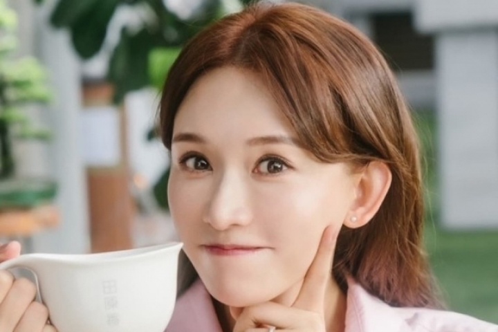 Thói quen uống nước giúp Lâm Chí Linh giữ da mịn màng ở tuổi ngũ tuần