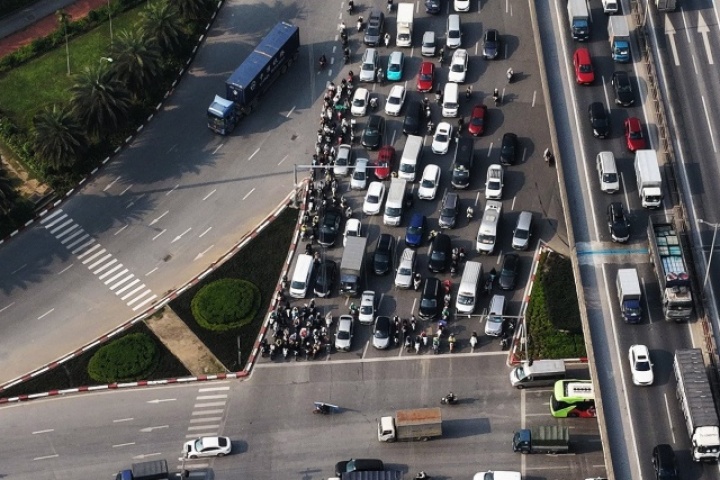 Hình ảnh xe cộ ngăn nắp trên phố Hà Nội sau khi hơn 1.800 camera AI đi vào hoạt động