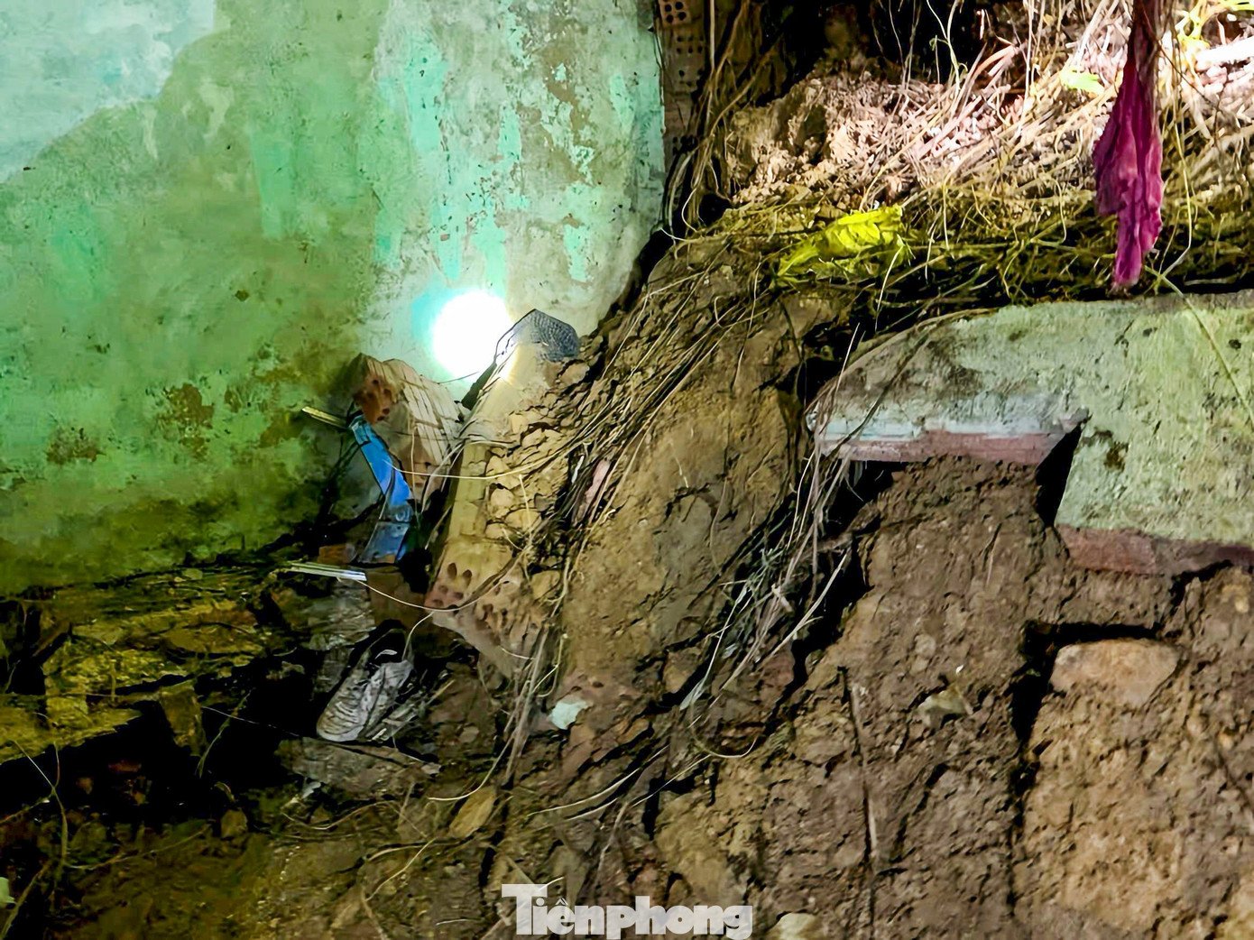 Đất sạt vào tận nhà, nhiều hộ dân Đà Nẵng không dám ngủ mỗi khi mưa lớn - 5